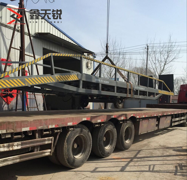 来宾移动式登车桥装车发货